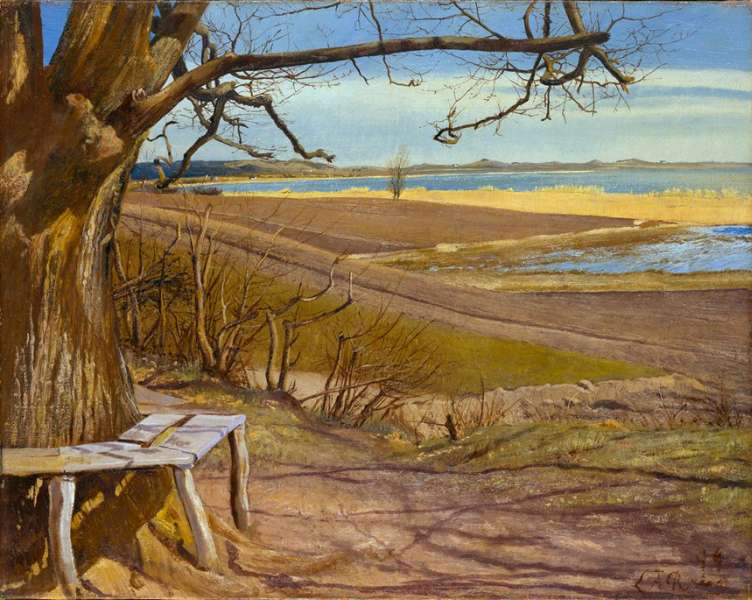 Lundbyes bænk ved Arresø. Bænken ståar ved foden af et gammelt træ. Udsigt over søen. Klar luft.